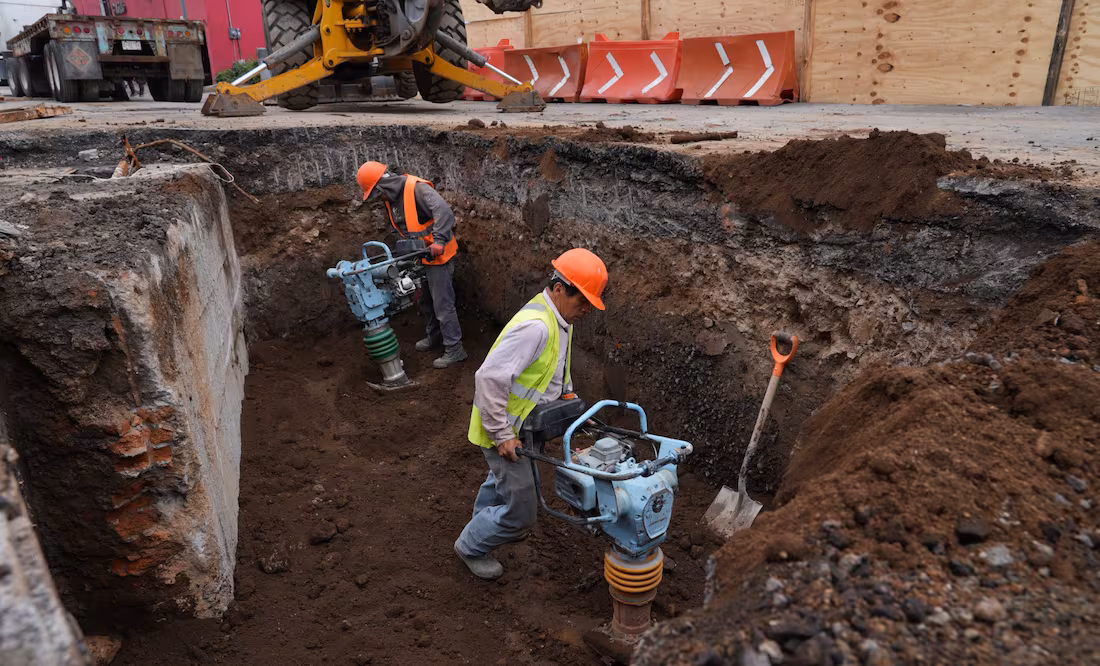 Concluye reparación del socavón en Calzada Ignacio Zaragoza en alcaldía Iztacalco; trabajos en oquedad de Iztapalapa continúa