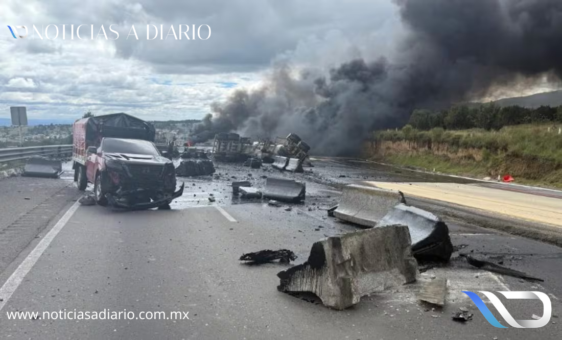Choque entre pipa, camioneta y tractocamión provoca incendio y el cierre de autopista México-Puebla