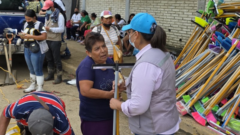 Gobierno estatal entrega kits de limpieza a familias afectadas por la inundación